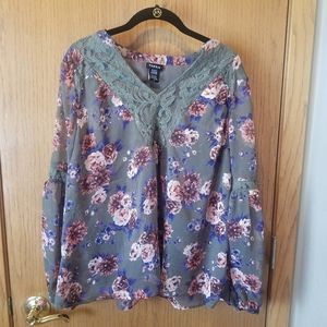 Torrid 0 Floral Top worn once Excellent Condition